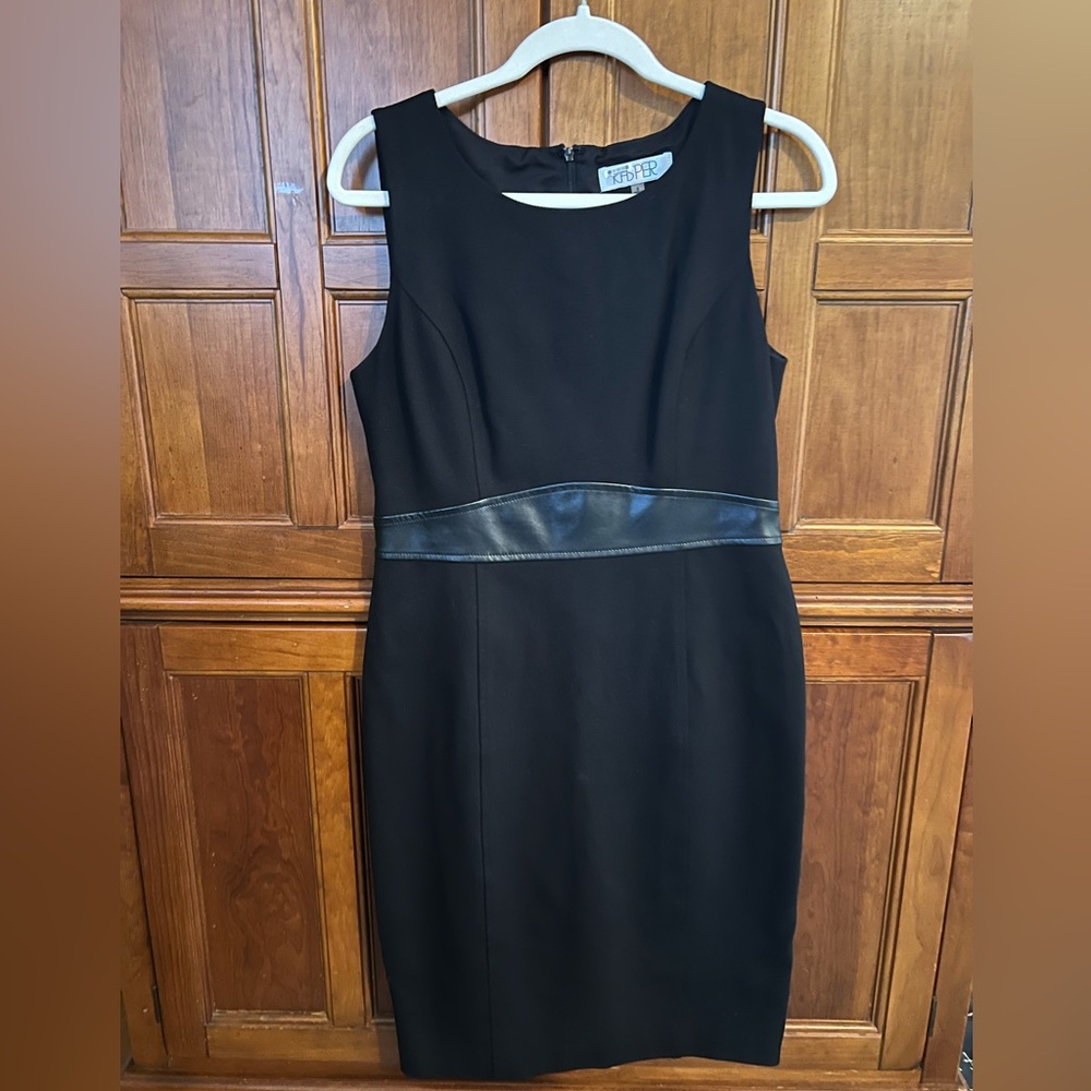 Kasper Sheath Dress with faux leather waist. Zip back. Size 6.